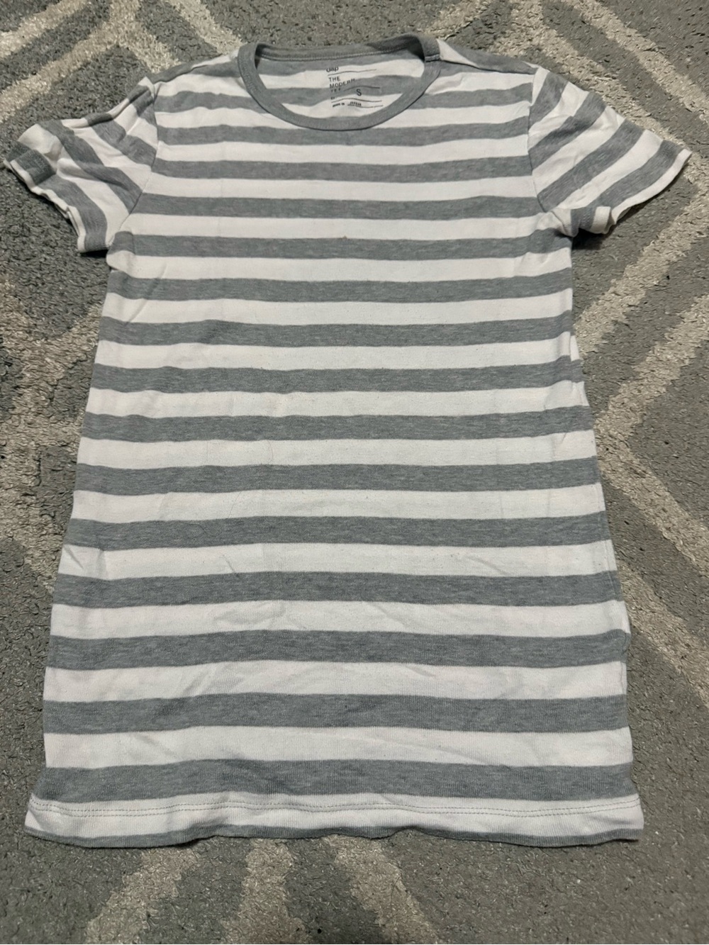 GAP Striped Short Sleeve Tee in Gray and White